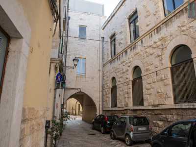 Dopo qualche passo giungiamo ai piedi di un alto arco, con sovrastante costruzione, che �collega� la Corridoni all�adiacente biblioteca De Gemmis. Si tratta dell�unico elemento salvatosi dalla distruzione del conservatorio Madonna di Piet� 